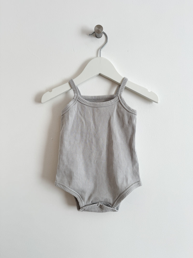 PRELOVED GREY BODYSUIT 0-3 MONTHS